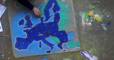 Foto af EU-landene tegnet med kridt