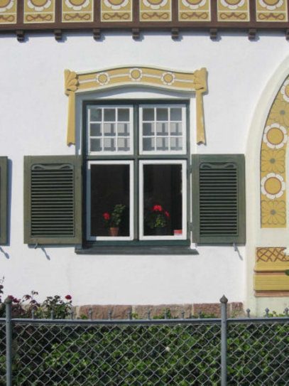 Nærbillede af et af jugendhusets udsmykkede vinduespartier