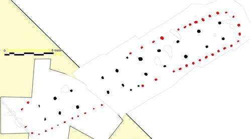 Fig. 13.1-13.3. I det nordøstlige hjørne af et lertagningsområde med teglværksler fandtes den vestlige halvdel af en hustomt. Resten af huset ligger uden for planområdet. Hvad der ved første øjekast synes at være et Osterrönfeld-hus viste sig at være et h Figur 13.1-13.3. I det nordøstlige hjørne af et lertagningsområde med teglværksler fandtes den vestlige halvdel af en hustomt.