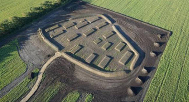 Den befæstede landsby set fra luften. Foto: Esben Schlosser Mauritsen, Ringkøbing-Skjern Museum Luftfoto af de markerede huse, der tilsammen udgør en landsby