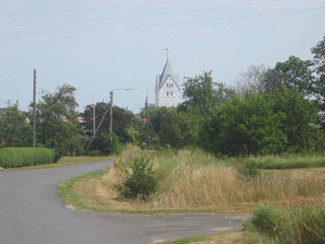 Foto af kirken på afstand. Kirken dominerer oplevelsen af den gamle landsby