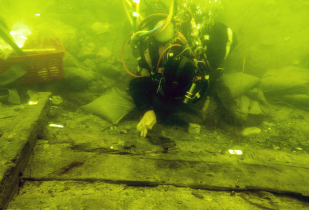 Undervandsudgravning af skibsvraget. Foto: Vikingeskibsmuseet i Roskilde Foto fra udgravning under vand af skibsvraget. Foto: Vikingeskibsmuseet i Roskilde
