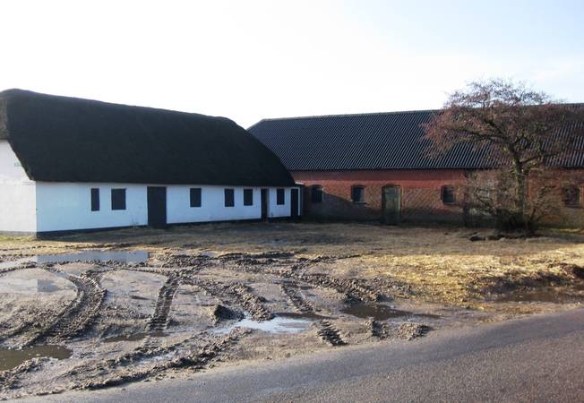 Oksboel web Foto af to bygninger ved Oksbøllejren