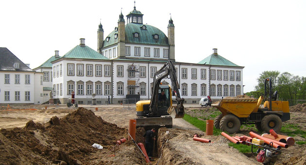 Foto af gravemaskine foran Fredensborg Slot