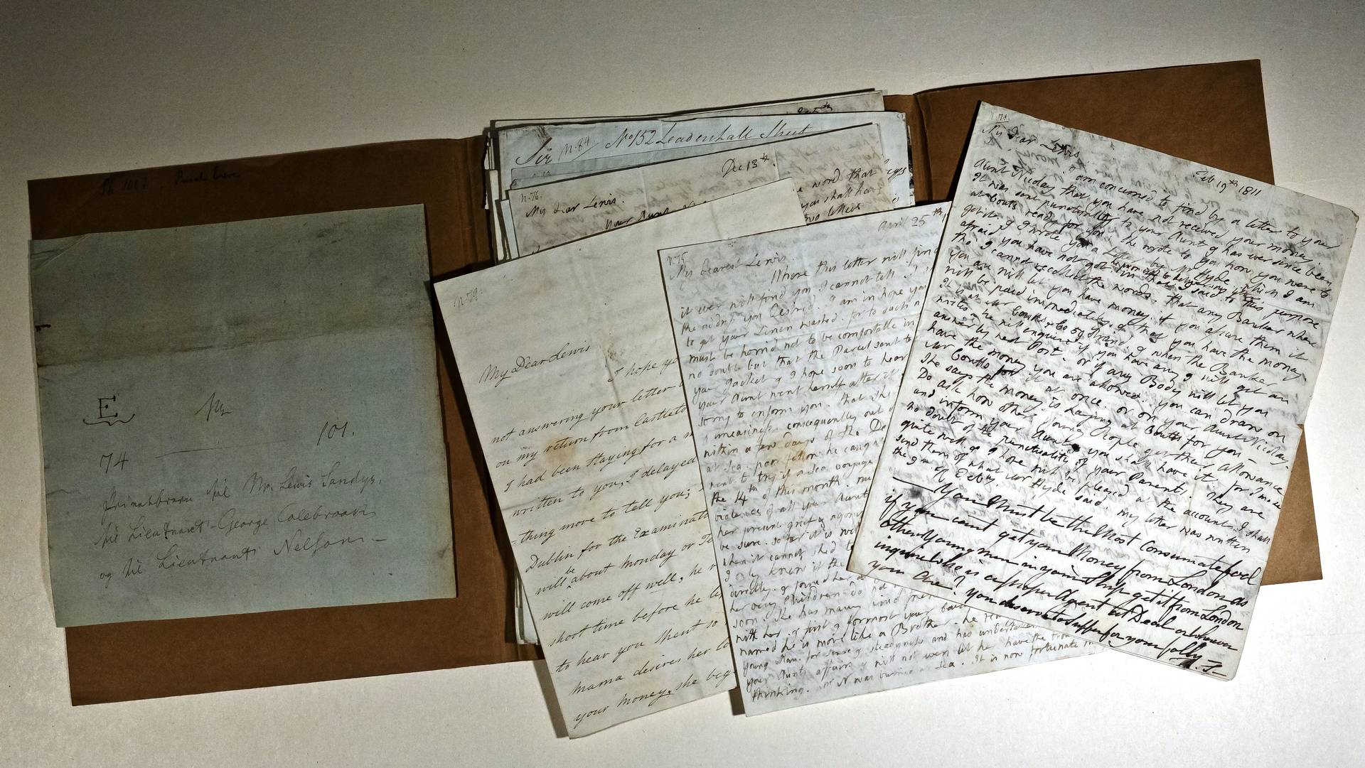 Det håndgjorte papir er relativt umærket af Vesterhavet, selvom det er tydeligt, at papiret har været vådt. Foto: Strandingsmuseet Det håndgjorte papir er relativt umærket af Vesterhavet, selvom det er tydeligt, at papiret har været vådt. Foto: Strandingsmuseet