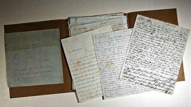 Det håndgjorte papir er relativt umærket af Vesterhavet, selvom det er tydeligt, at papiret har været vådt. Foto: Strandingsmuseet Det håndgjorte papir er relativt umærket af Vesterhavet, selvom det er tydeligt, at papiret har været vådt. Foto: Strandingsmuseet