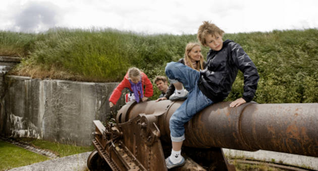 Kanonerne er igen bemandede på Trekroner. Foto: Lars Schmidt Foto af Børn, der leger på kanonerne.