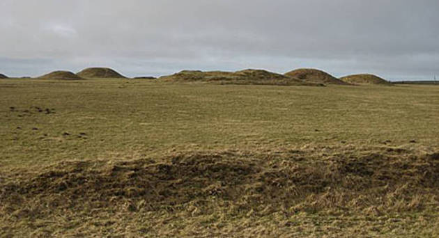 Ved Ramme Dige ligger også en stor højgruppe fra bronzealderen Landskabsfoto af højgrupperne ved Ramme Dige.