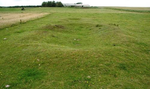 De autentiske rester efter de små jernaldergårde står tydeligt i terrænet. Østerbølle er et meget stemningsfyldt sted at besøge. Foto: Torben Dehn.