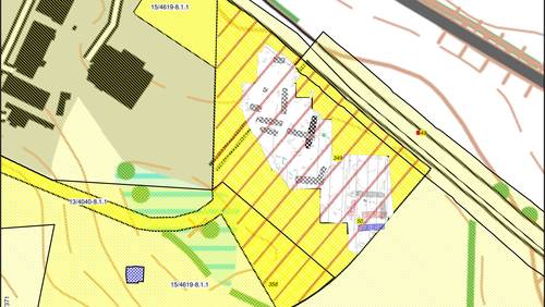 Fig. 9.1 og 9.2. Øverst: Forundersøgelse med n/s-orienterede søgegrøfter ved Pythuse. Ved forundersøgelsen blev 9 af pladsens 15 huskonstruktioner erkendt i søgegrøfterne. Nederst: Pythuse med imaginære nv/sø orienterede søgegrøfter. Figur 9.2