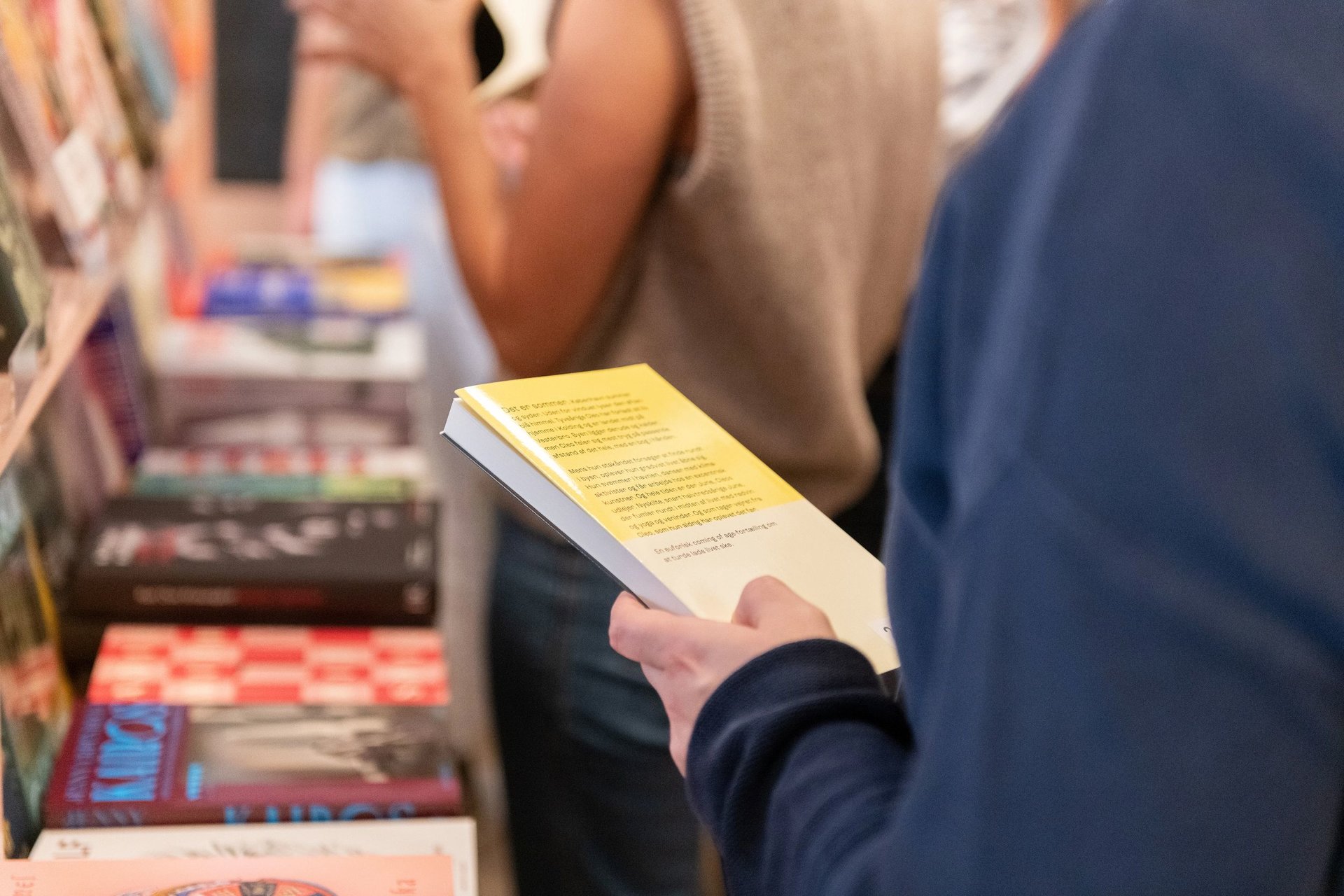 Foto af person med en bog i hånden