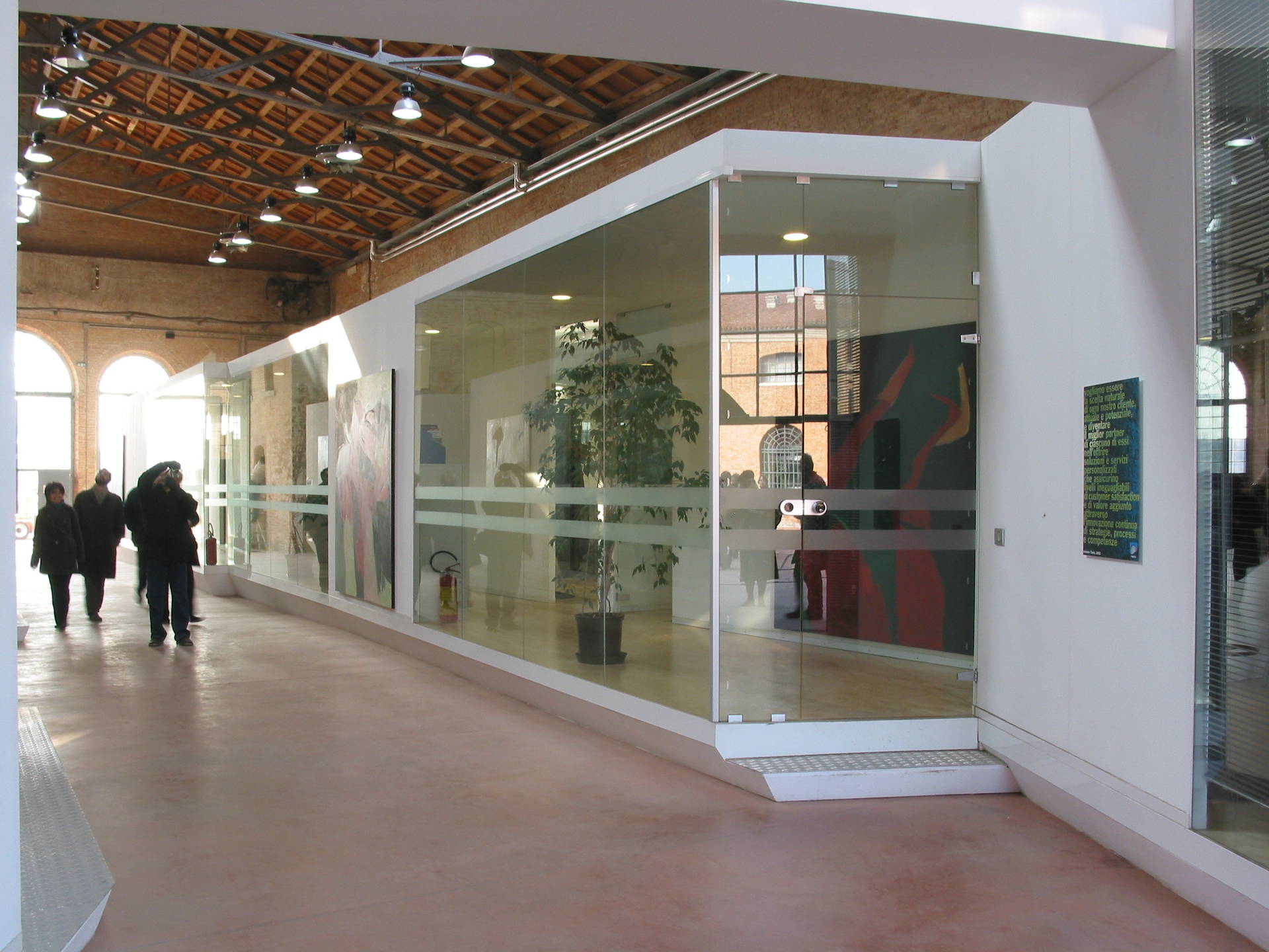 Arsenalet i Venedig, foto: Caspar Jørgensen 2004. Foto af Arsenalet i Venedig, hvor et kontor med glasvægge er indsat i hallen.er sat