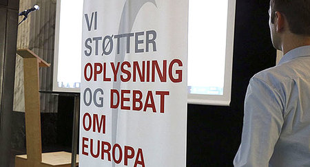 Plakat, hvorpå der står: Vi støtter oplysning og debat om Europa