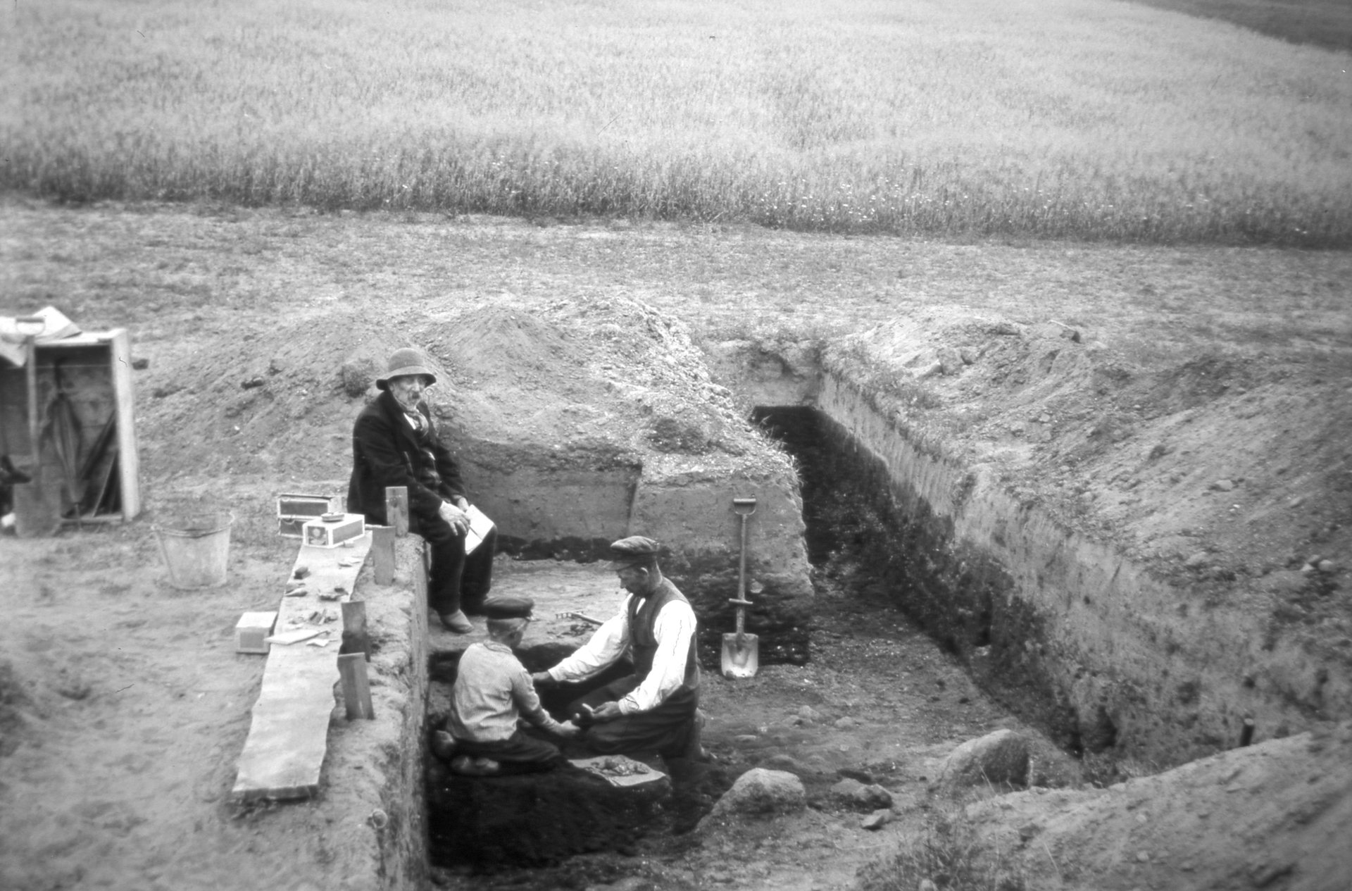 Tre mænd arbejder i udgravning.