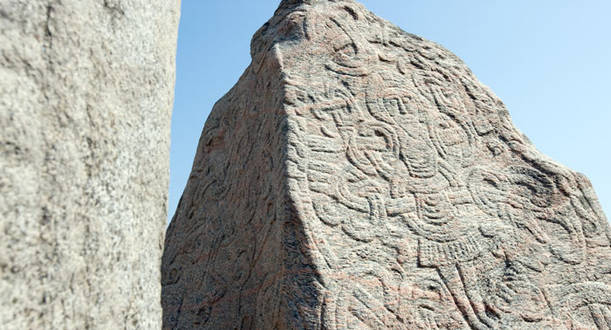 Foto af et Jelling-monumenterne