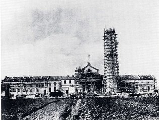 sort hvid foto fra foråret 1873 af opførelsen af fabrikken