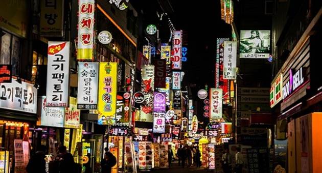 Billede af en gade i Seoul om natten