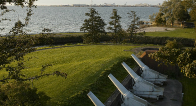 Foto af kanonerne på Charlottenlund Fort.
