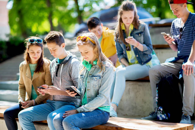 Unge danskere har et langt mere "personligt" eller "netværksorienteret" forhold til nyheder. Unge danskere har et langt mere "personligt" eller "netværksorienteret" forhold til nyheder. Foto: Colourbox
