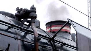 koebenhavn korsoer.01.Sub.0 nærfoto af DSB's gamle museumstog med det karakteristiske sorte førhus med rødt og hvidt bånd om dampskårsten