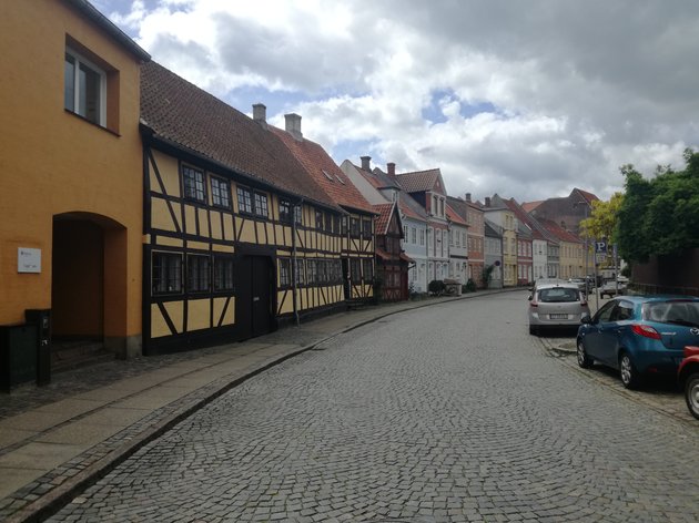 Gadebilled af husene langs slotsgade i Nyborg by, på vej op mod Nyborg Slot