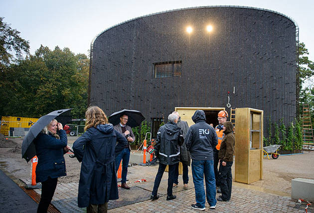Deltagere ved overdragelsen af Frihedsmussets nøgler til Nationalmuseet.