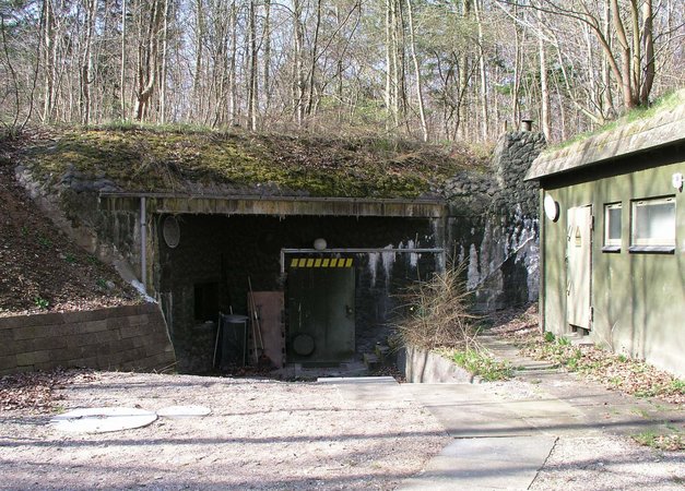 Indgang til bunker i en skov