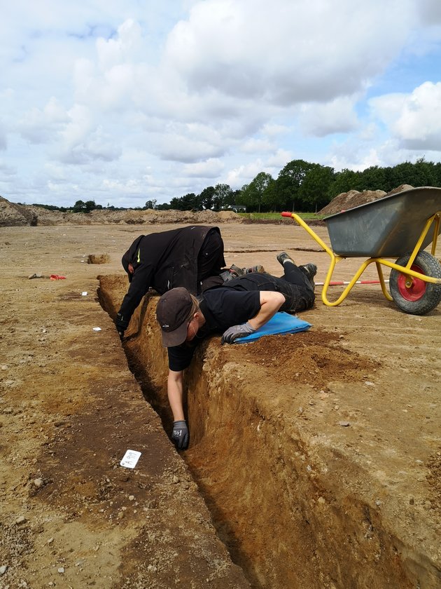 Billede af udgravningssituation. Arkæologer i færd med at udgrave og registrere stolpehuller fra en af de middelalderlige gårde fra landsbyen Lausbøl. Foto: Museet Sønderskov - Arkæologi Sydvestjylland.