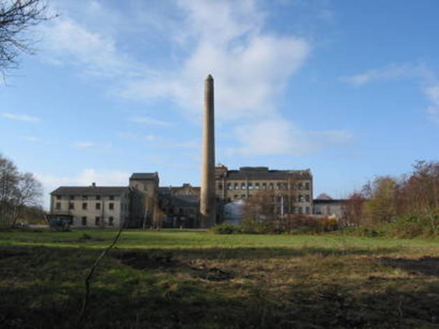 Sukkerfabrikken Lolland Foto af sukkerroe fabrikken i Holeby, hvor man ser fabrikken på afstand med den karkteristiske skårsten midt i billedet