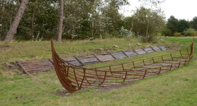 Foto af model af et vikingeskib i jern, der indgår i formidlingen af Kanhave kanalen