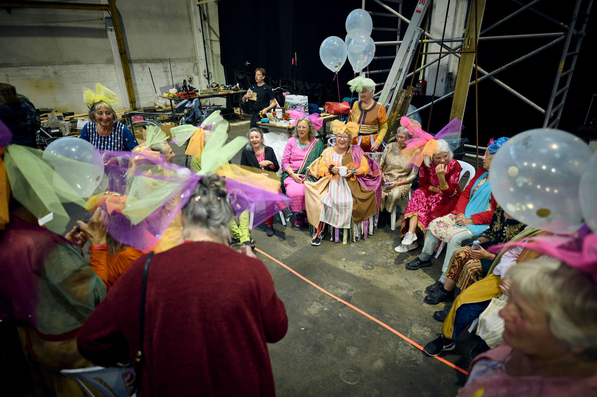 Foto: Blandt de deltagende foreninger var Kællingekoret, der her samler kræfter bag scenen inden forestillingen.