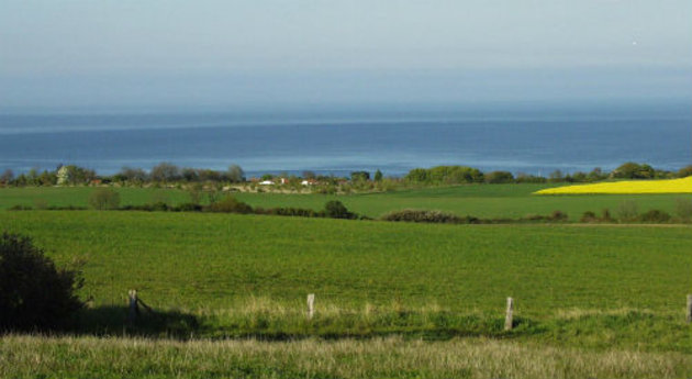 Foto af landskabet og udsigten over Hammersholms område med helleristninger, øst for Massebakke ved Allinge
