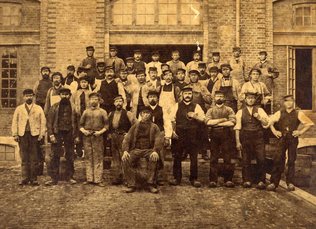 Gammelf fotografi af De fastansatte arbejdere på Gl. Carlsberg 1871