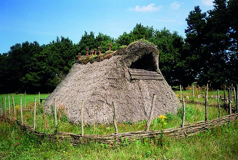 Fig. 4. Rekonstrueret grubehus fra Sebbersund. Foto: Lone Gebauer Thomsen Foto af grubehuset.