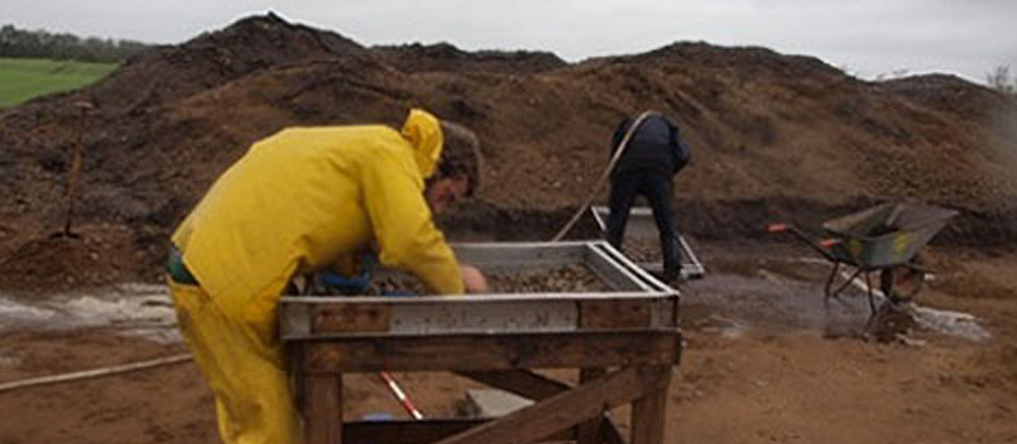 Fig. 2. Soldning efter flintredskaber fra pladsen Stamplund HAM 5155. Foto: Erling M. Madsen, Museum Sønderjylland To personer arbejder søger efter flintredskaber.
