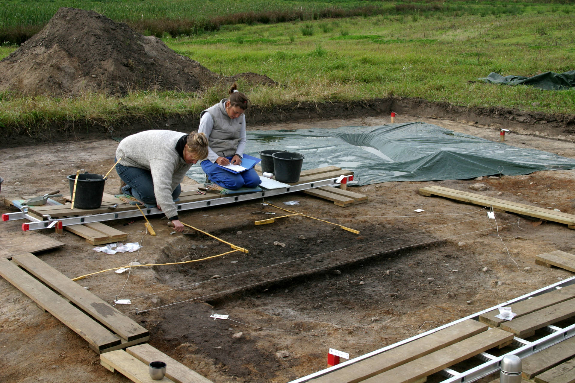 Ældre stenalder hyttetomt nr. 3 fra Nivå 10-udgravningen. Foto: O.L. Jensen. Hørsholm Egns Museum Foto af udgravningsarbejdet.