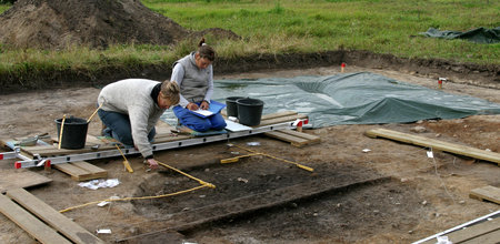 Foto af arkæologer ved en udgravning