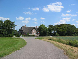 Foto af Den gamle fredede præstegård Hjerpstedvej 22, der er opført i 1843
