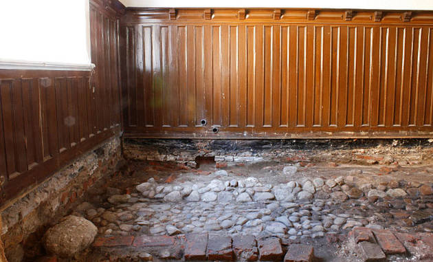 Stien, som i senmiddelalderen førte ned til de offentlige latriner ved Ribe Å, lå blot 25 centimeter under gulvet i Sortebrødregade 3. Foto: Sydvestjyske Museer. Foto af Stien, som i senmiddelalderen førte ned til de offentlige latriner ved Ribe Å, lå blot 25 centimeter under gulvet i Sortebrødregade 3. Foto: Sydvestjyske Museer.