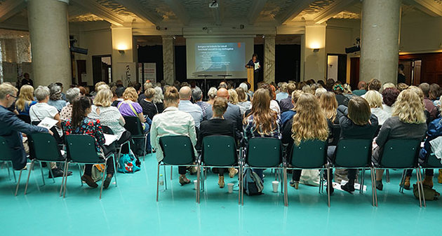 Foto af mødedeltagere ved en konference