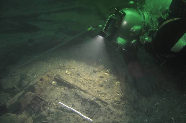 Vraget Swarte Arent. Foto Vikingeskibsmuseet Foto af dykker ved opmålet vraget Swarte Arent