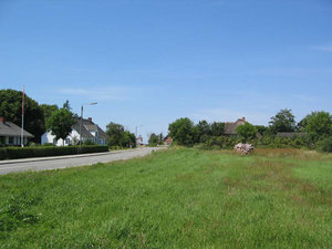 Foto af den gennemgående Hjerpstedvej, der løber mellem Nørreby og Sønderby