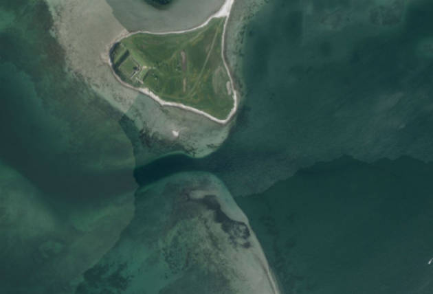 Den lille, nu oversvømmede ø Rønsten, der ligger syd for Kalø Slotsruin, gemmer på adskillige bopladsspor, der er omkring 7500 år gamle. Foto: Kulturstyrelsen Luftfoto den lille, nu oversvømmede ø Rønsten, der ligger syd for Kalø Slotsruin