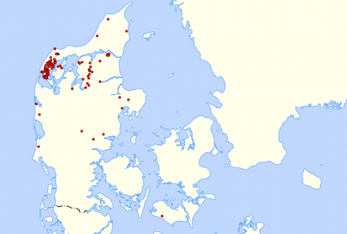 Fig. 2. Udbredelsen af byhøje samt kulturlagsbopladser med velbevarede langhuse, hvor gulve og stenlægninger er bevarede. Kortet er baseret på udtræk fra Fund & Fortidsminder 2014. Grafik: Niels Haue Fig. 2. Udbredelsen af byhøje samt kulturlagsbopladser med velbevarede langhuse, hvor gulve og stenlægninger er bevarede. Kortet er baseret på udtræk fra Fund & Fortidsminder 2014. Grafik: Niels Haue