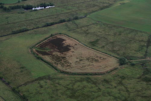 Fig. 6. Borremosefæstningen, hvor de undersøgte langhuse er markeret med lave tørvevolde. Foto: Vesthimmerlands Museum Fig. 6. Borremosefæstningen, hvor de undersøgte langhuse er markeret med lave tørvevolde. Foto: Vesthimmerlands Museum