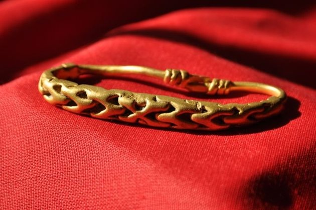 Nærbilled af Vikinge-guldring. Forrest ses den snoede ornamentik. Foto afLars Meldgaard Sass Jensen