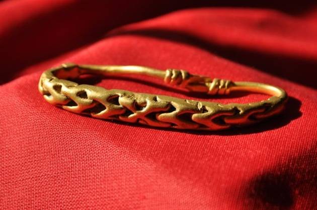 Vikinge-guldringen med vikingetidens genkendelige udsmykning. Foto: Lars Meldgaard Sass Jensen Nærbilled af Vikinge-guldring. Forrest ses den snoede ornamentik. Foto afLars Meldgaard Sass Jensen