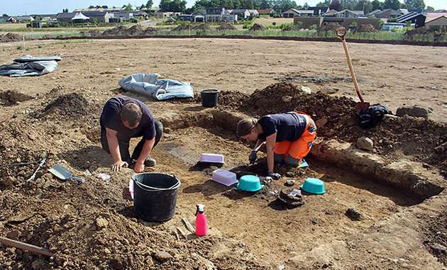 Foto af to arkæologer ved udgravningen af 92 opsigtsvækkende grave fra romersk jernalder ved Vindinge uden for Roskilde. Foto Roskilde Museum