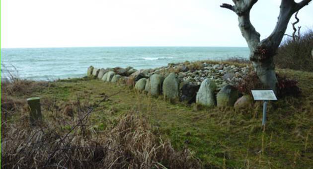 Denne langdysse fra stenalderen er omkring 5.500 år gammel. På grund af kyst-erosion er den nu tæt på at blive opslugt af Storebælt. Foto: Torben Dehn Foto af langdyssen fra stenalderen, der ligger tæt på Storebælt. Foto Torben Dehn