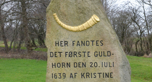 Foto af mindestenen, hvorpå der står: Her fandtes det første guldhorn den 20. juli 1639 af Kristine